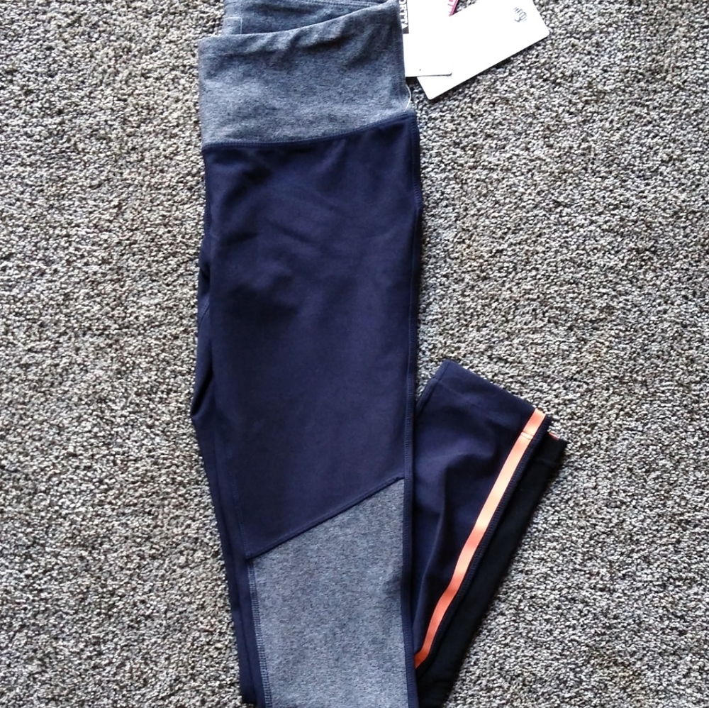 Leggings with mesh panels